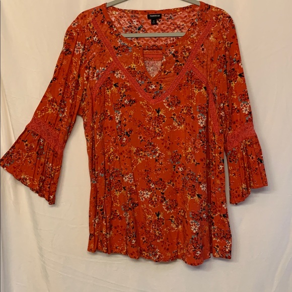 Torrid Top Red Floral Boho Bell Sleeves Sz 0X Peephole Neck - Picture 1 of 3